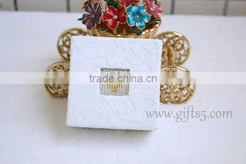 Latest wedding jewelry boxes with beaded name plate of V