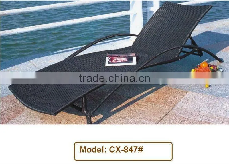 wicker sunlounge