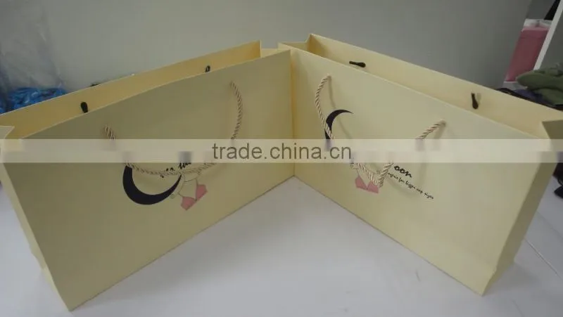2017 China hot sales custom gift paper bags with round handles