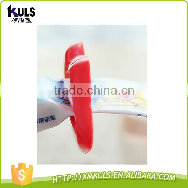 Multi-function lips creative lovely toothpaste squeezer