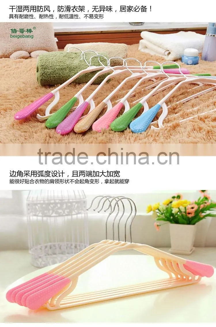 Plastic cloth hanger