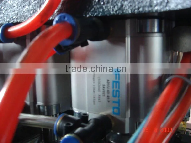 Automatic lineal PET blow moulding machine