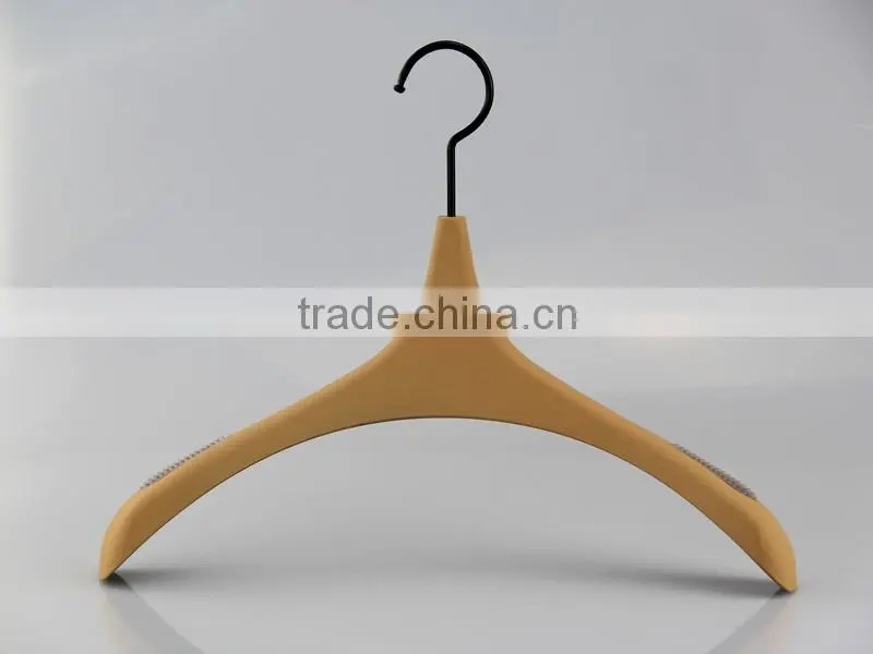 HA6865 plastic hanger with antislip strip rubber coated coat hanger