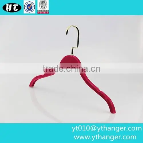 YY0447 hot selling thin velvet shirt hanger red t shirts plastic hanger for clothes