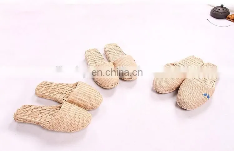 Wholesale handwoven grass slippers beach shoes house shoes woman's slippers
