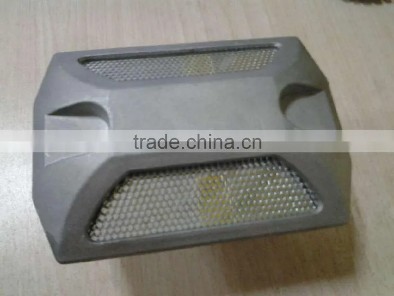 High retro-reflector road stud