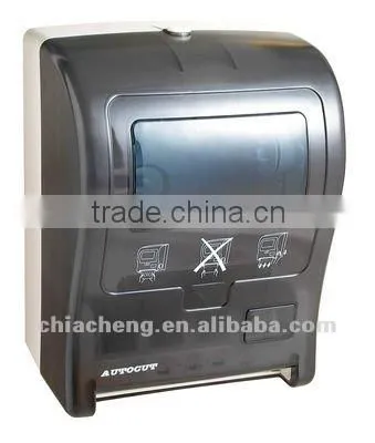 Auto cut paper towel dispenser