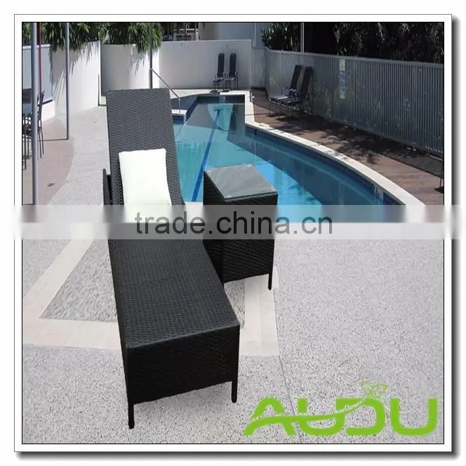 Audu Foldable Wicker Chaise Lounges With Small Side Table