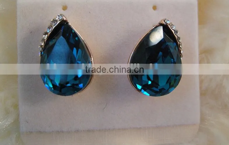 Blue crystal earrings fashion of large particles.Holiday gifts