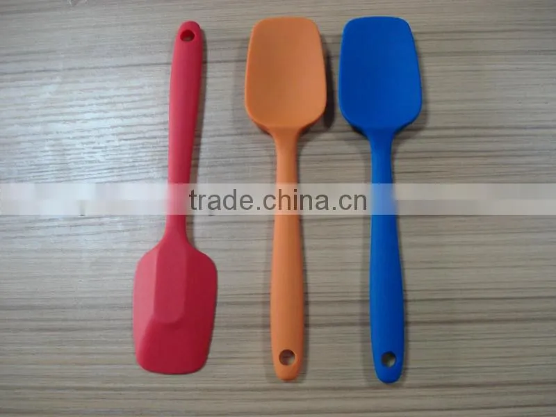 2014 wholesale soft and colored silicone spoon for babies
