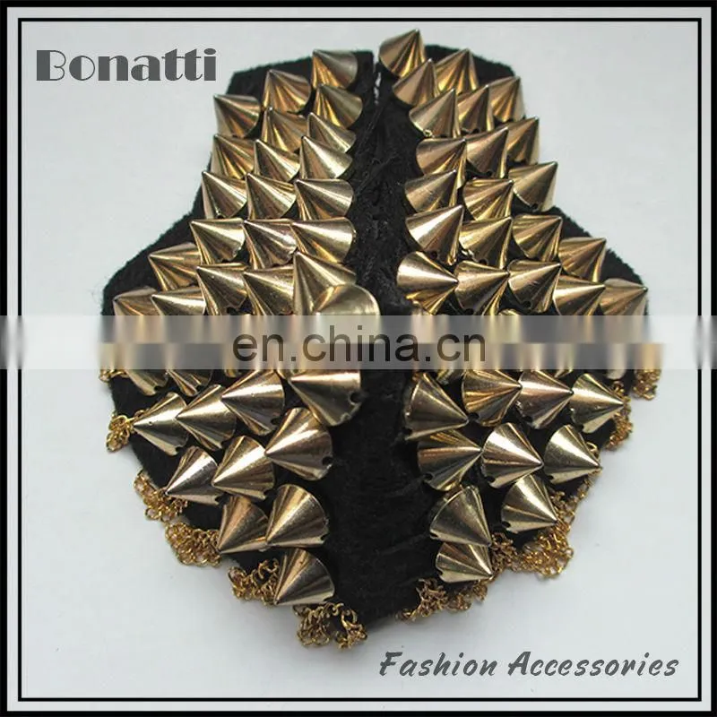 elegant ladies' button collar motif