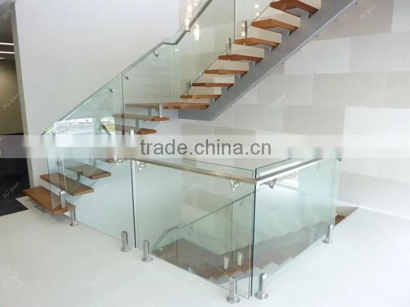 Single stringer staircase with glass railing