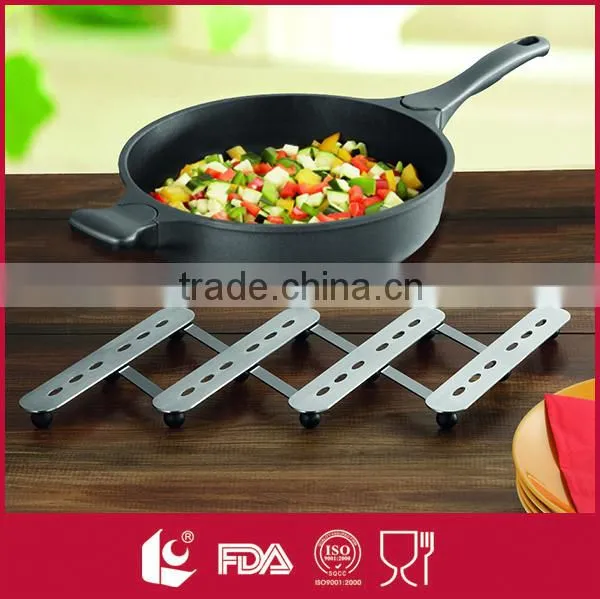 Stainless steel expandable metal pot holder with rubber feet