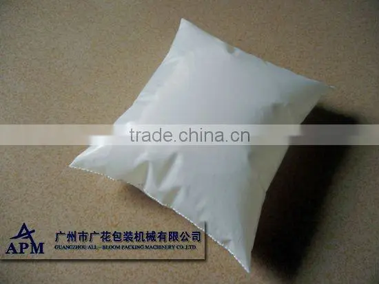 Automatic liquid packaging machine