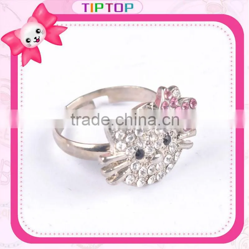 Crystal face of hello kitty ring