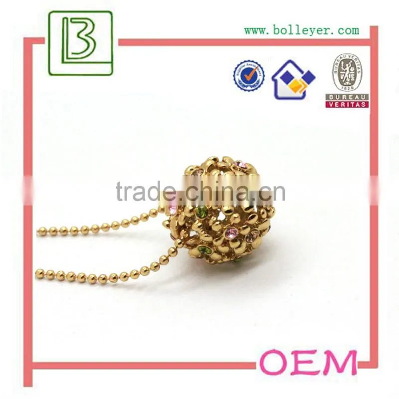 Round Shaped Flower With Diamonds Hollow Out Necklace Gold Jewelry