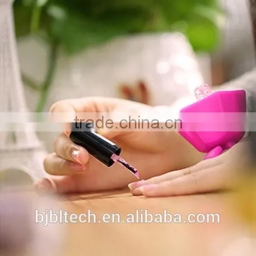 2016 New Popular DIY Salon Silicone Wearable Nail Polish Holder with 2 Finger Ring