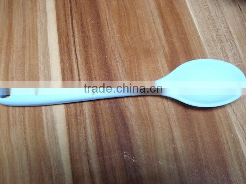 2014 wholesale soft and colored silicone spoon for babies