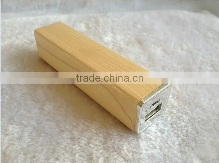 Wooden material cylindrical shape 2600mAh mobile powerbank charger with laser engraving logo as premium promotion gift