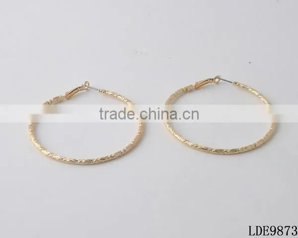 Oval gold hoop earrings