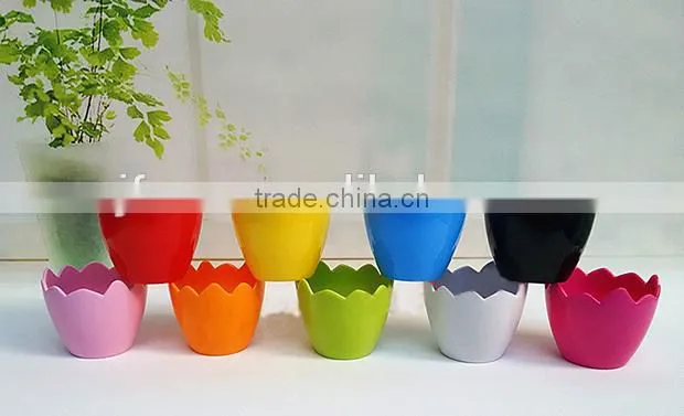 Attractive colorized eggshell shape plastic flower pot