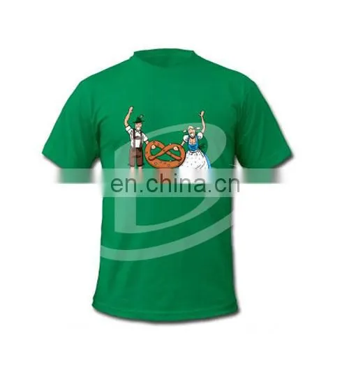 Bayrisches Paar mit Riesenbrezel T-Shirt