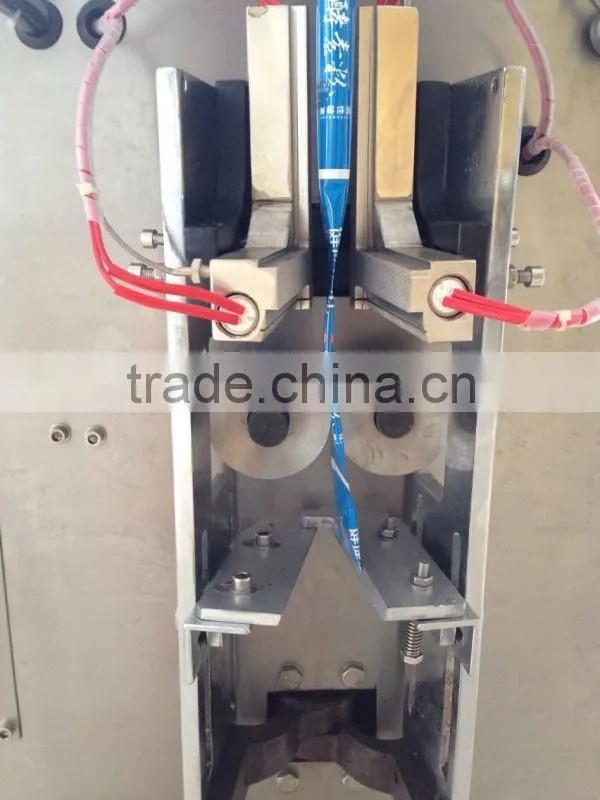 Automatic liquid filling and packing machine