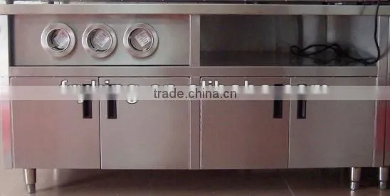 stainleess steel center island used in kitchen