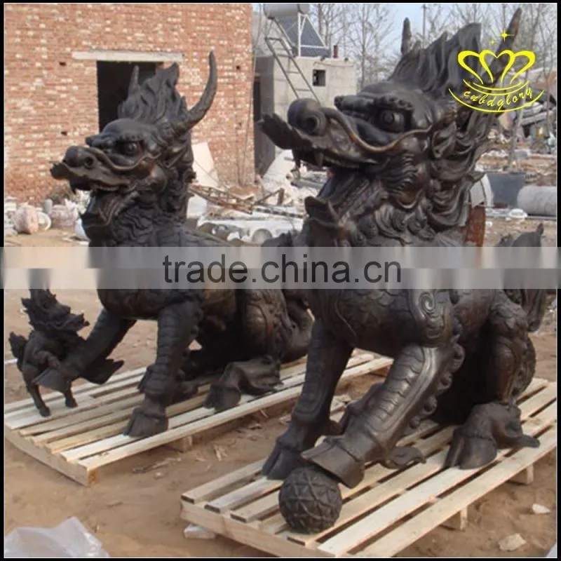 The bronze lion animal sculpture Wrought brass outdoor urban landscape sculpture