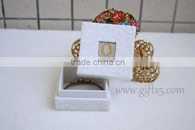 Wholesale White lace wedding jewelry gift boxes with beaded name plate of O