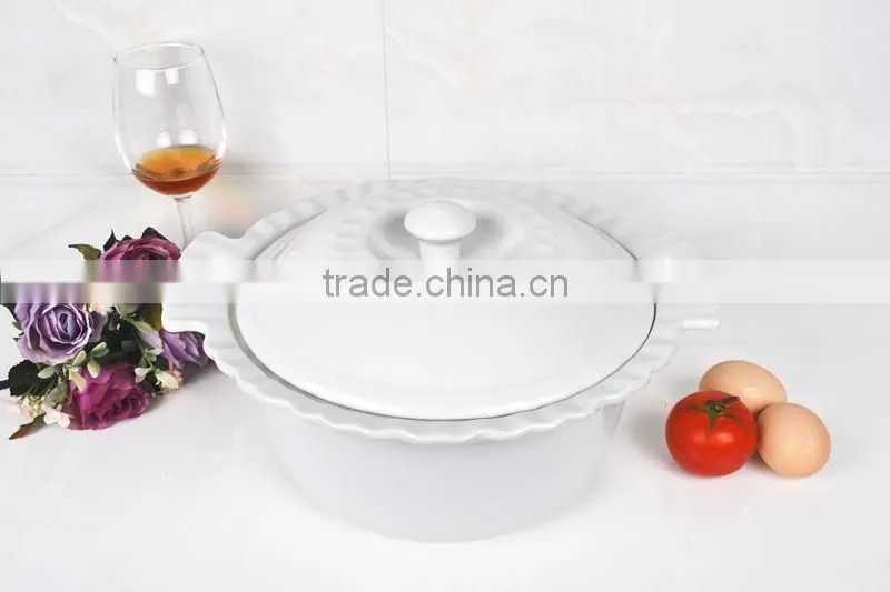 13" Round ceramic bakeware with lid