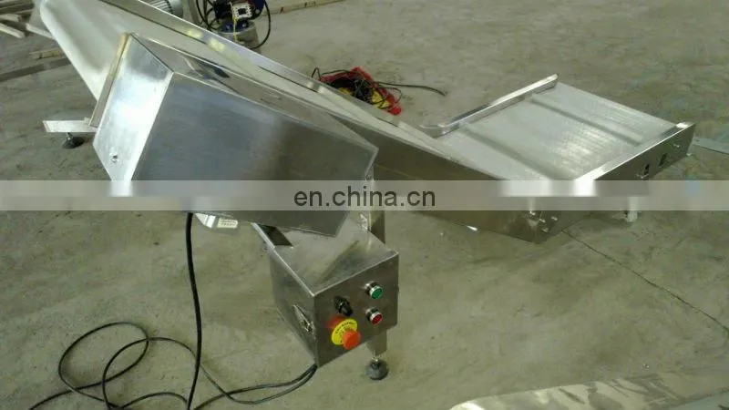 Food Industry Slat Conveyor with Vibratory Feeder, Slat Belt Conveyor for Desiccant Sachets, Modular Acclivitous Belt Conveyor