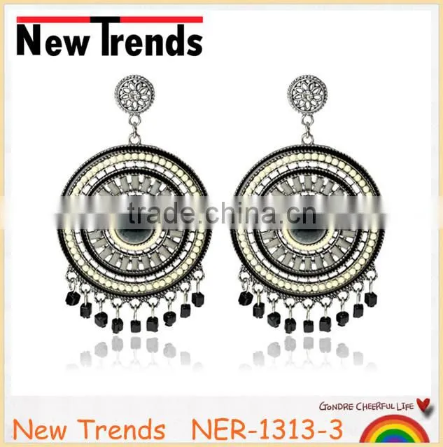 Fancy design gold earring with crystal and small plastic beads
