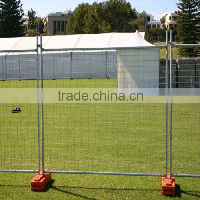 Crowd control barrier fence with bridge plate