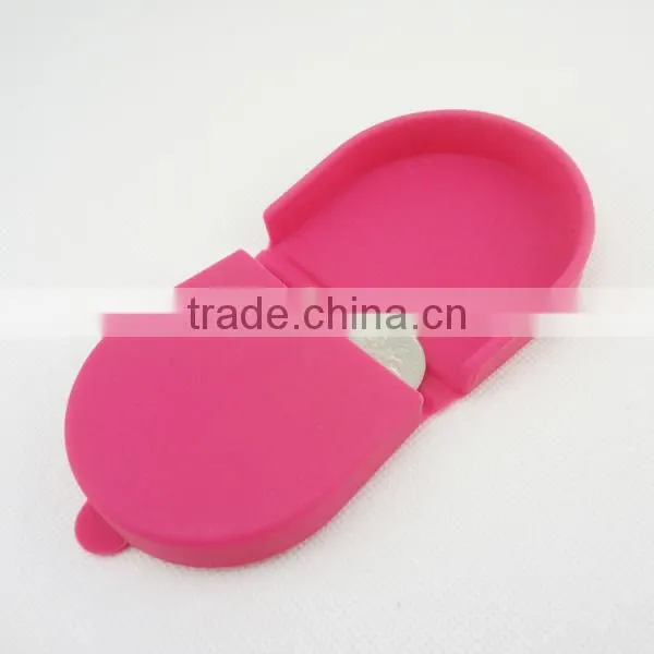 The horseshoe shaped silicone coin bag