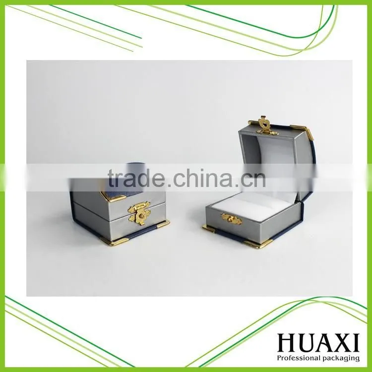 Hot Sale Metal Lock Velvet Foam Plastic Jewelry Ring Packaging Box