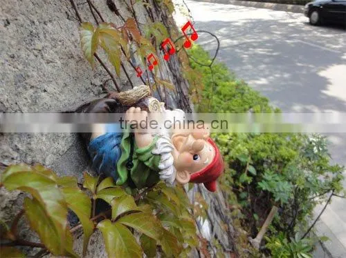 Resin sensor singing dwarf craft used in garden