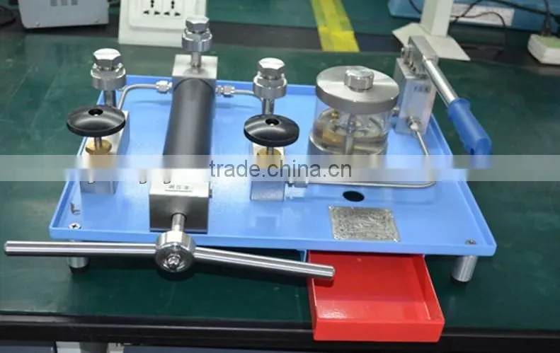 precision hand pump pressure calibrator