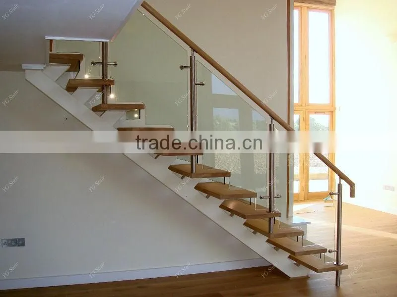 Single stringer staircase with glass railing