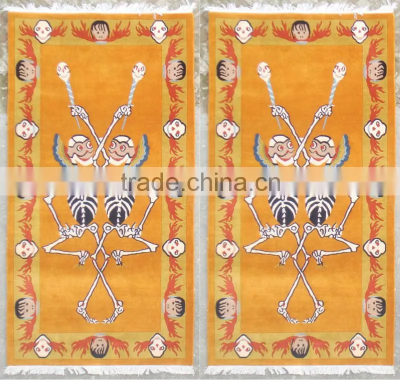 Black / white woollen rugs