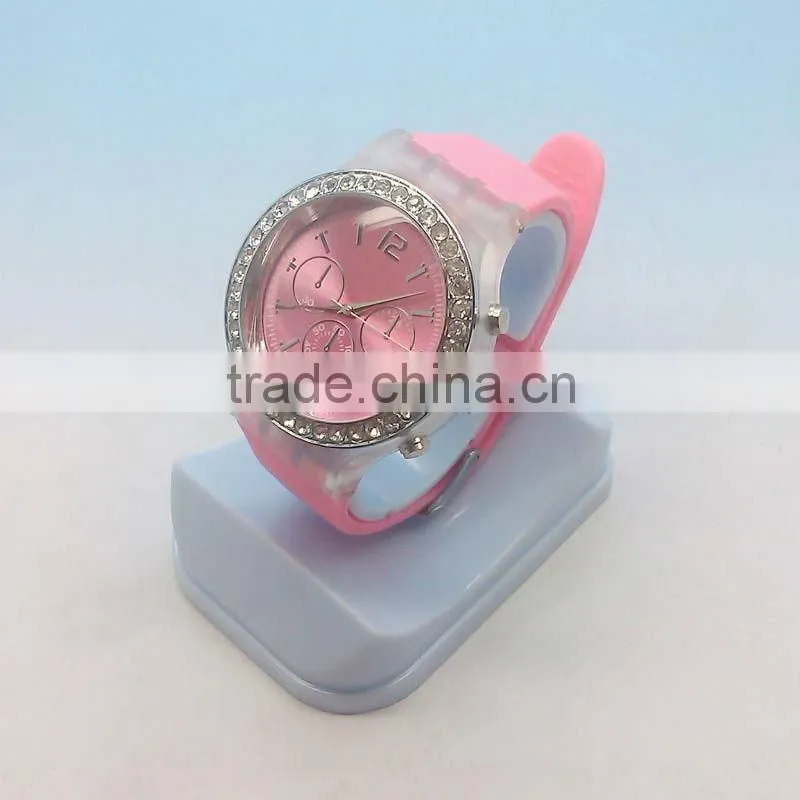 Latest Design charming silicone wristband ladies watch with stones
