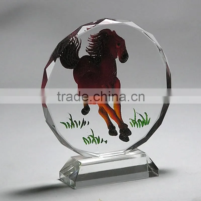 2016 Unique design engraved brave red horse crystal paperweight