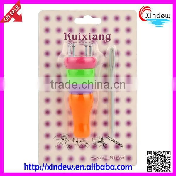Plastic knitting loom for making cord