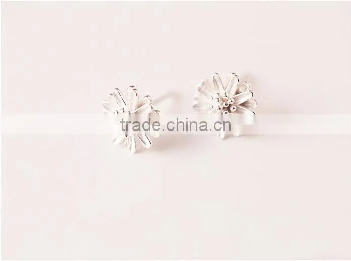 Gold and silver Sterling silver tiny daisy stud earring jewlery for bridesmaid gifts