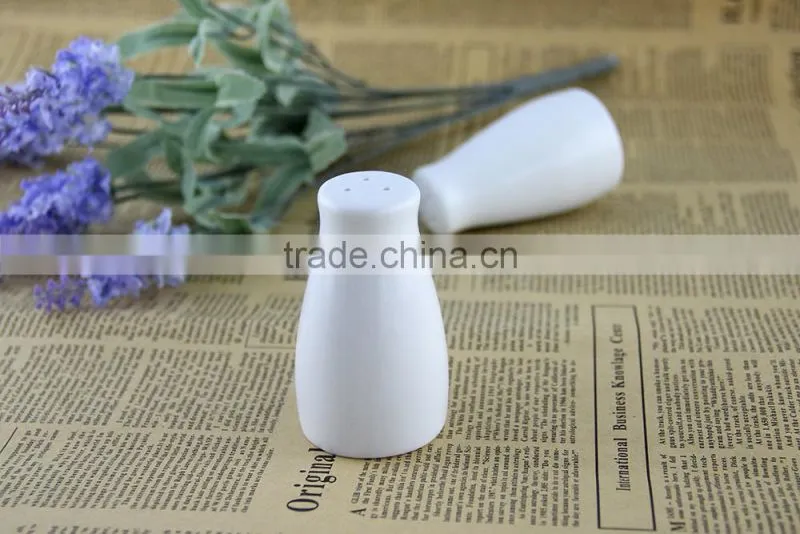 wholesale domestic household white ceramic salt and pepper shaker wedding favors