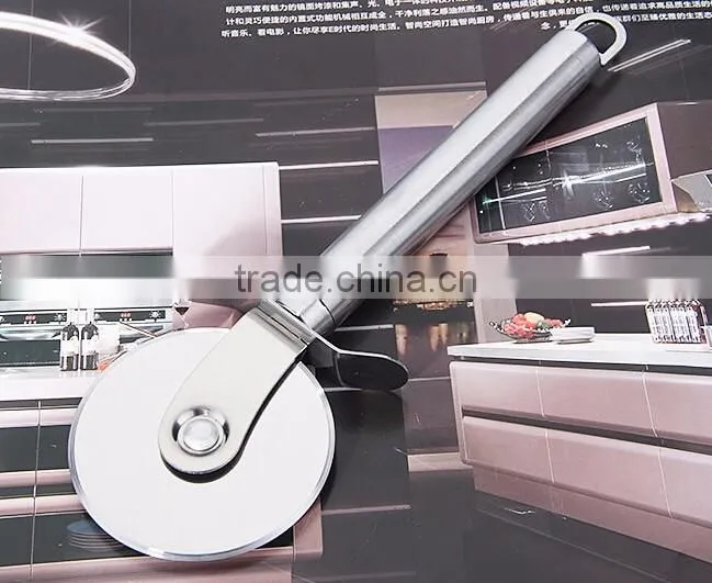 stainless steel pizza cutter/pizza knife with plastic handle
