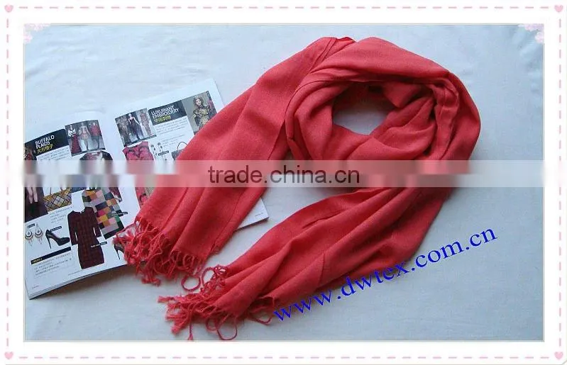 Pashmina scarf of plain red viscose muslim pattern