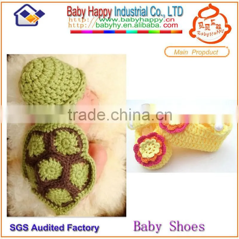 knit shoes upper and woolen hat