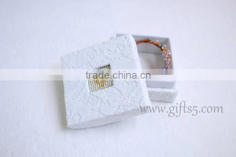 Latest wedding jewelry boxes with beaded name plate of V