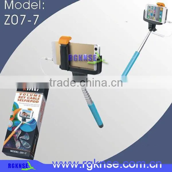 2015 fanshionable design cheap colorful charge free wire selfie stick 2015